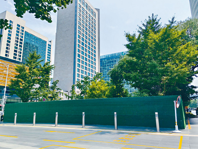 唐雙寧所題的「金融街」石碑，目前巨石已被綠色圍板遮蔽。