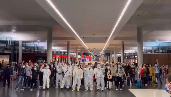 中國留學生滯留德國機場抗議。