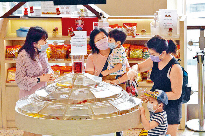 九龍灣主要商場內糖果店顧客佩戴口罩。