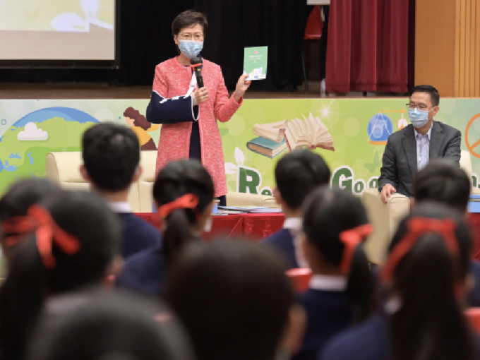林郑月娥今日向学生介绍《施政报告》。政府新闻处图片