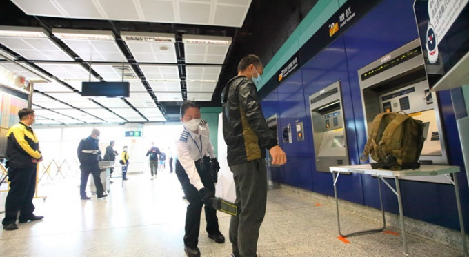 警方与港铁早上进行模拟行李检查演习。