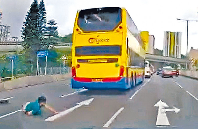 涉嫌被捕青年当日踩电动滑板在马路跟巴士仆跌地上。