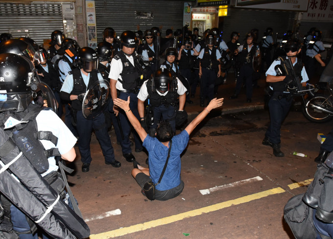 8月29日有數十名示威者圍堵深水埗警署，警方進行驅散行動時拘捕多人。 資料圖片