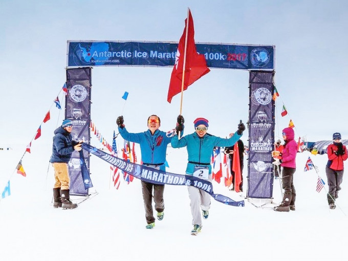 梁小伟（左）完成南极马拉松赛事后，表现甚兴奋。 受访者提供
