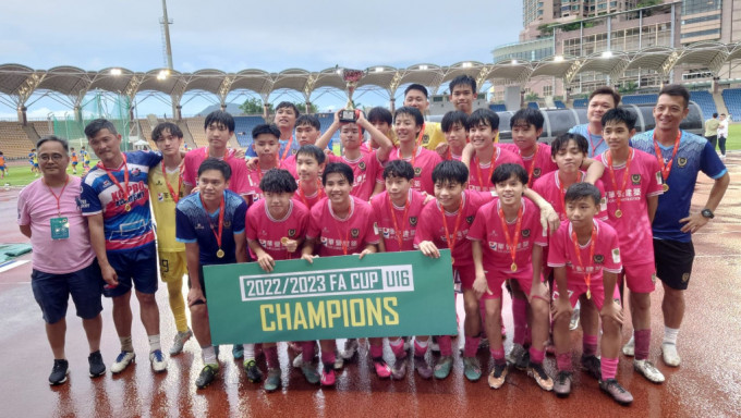 晋峰捧走足总杯U16冠军。
