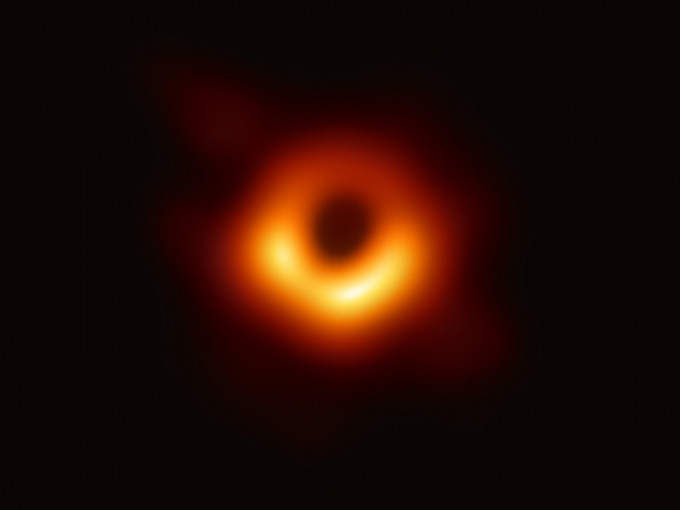 黑洞在偏振光下的影像，有利解析黑洞周围磁场结构。EHT图片