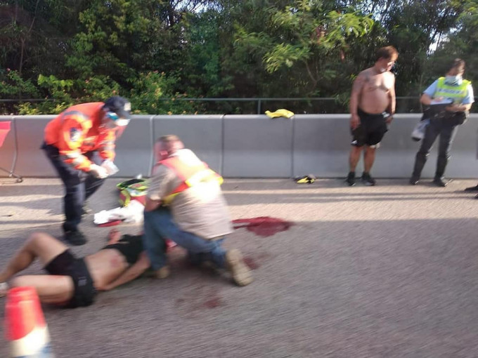 男司机受伤倒卧屯门公路。突发事故报料区网民Sam Le图片
