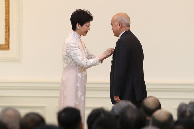政府澄清鄭家純是在上屆政府公布的2017年授勳名單中，獲大紫荊勳章。資料圖片