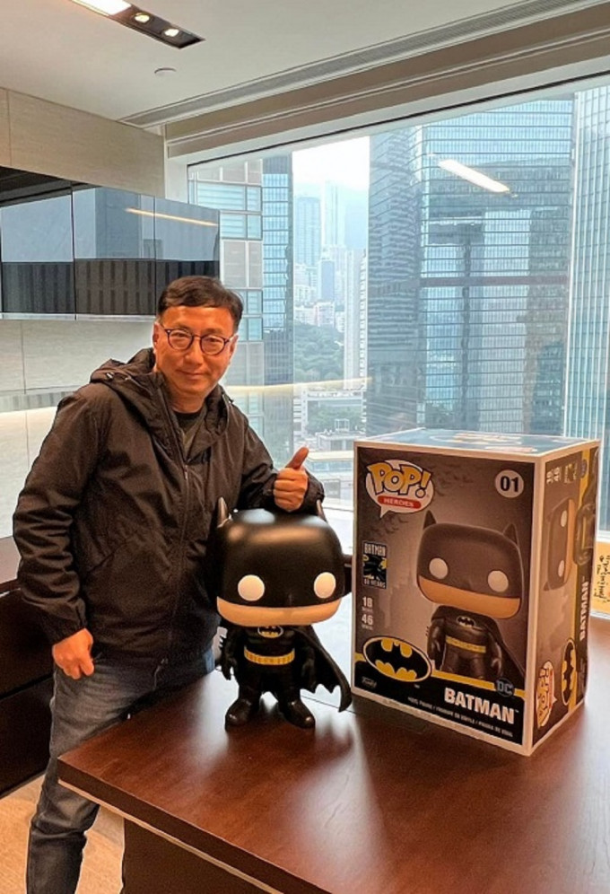狄志遠在社交媒體上載自己在新辦事處和蝙蝠俠玩具「新房入伙」的合照。網上圖片