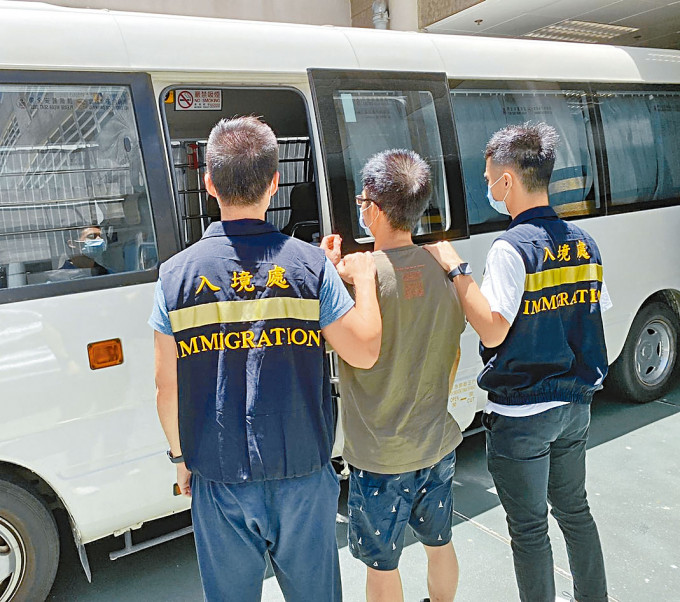 ■入境處人員拘捕反非法勞工。