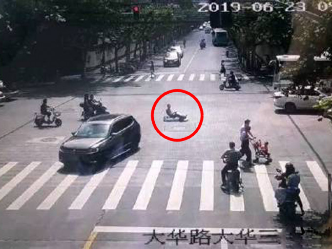 上海一名葉姓的老伯為了趕去公司，情急之下就駕駛了6歲孫兒的玩具電動車駛上了馬路。（網圖）