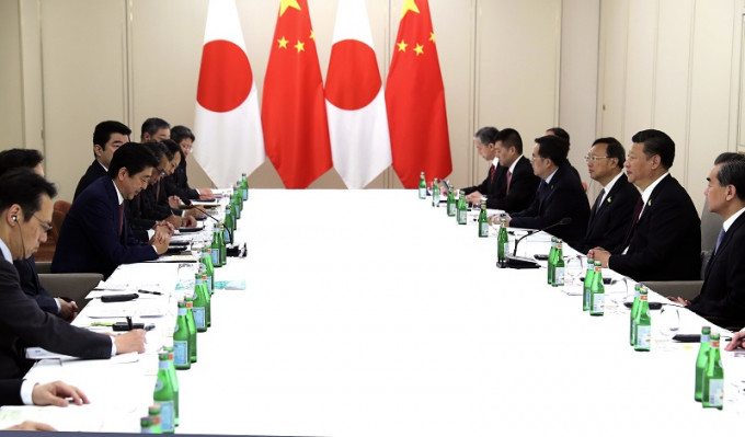 国家主席习近平与日本首相安倍晋三举行会谈。