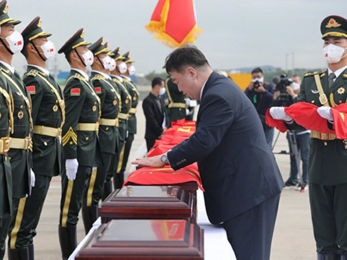 中韓雙方交接第八批在韓志願軍烈士遺骸。