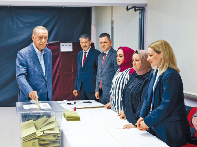 土耳其总统埃尔多安周日在伊斯坦布尔一个票站投票。