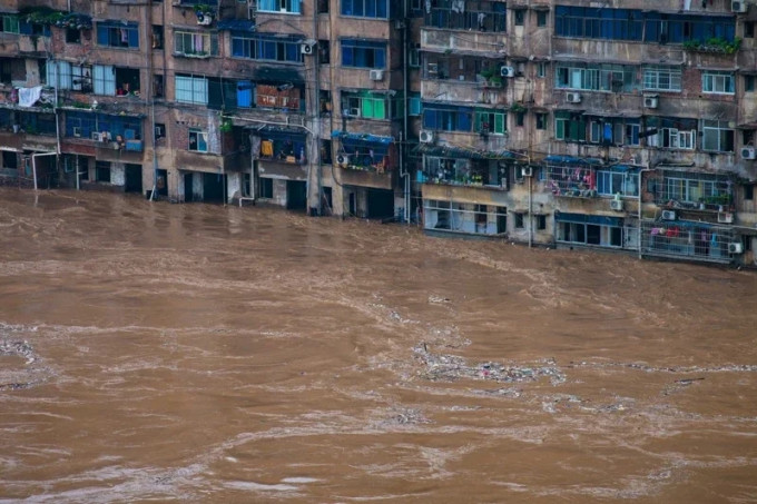 重慶市綦江區在大暴雨下，部分地區民宅慘遭水淹。（新華社圖片）