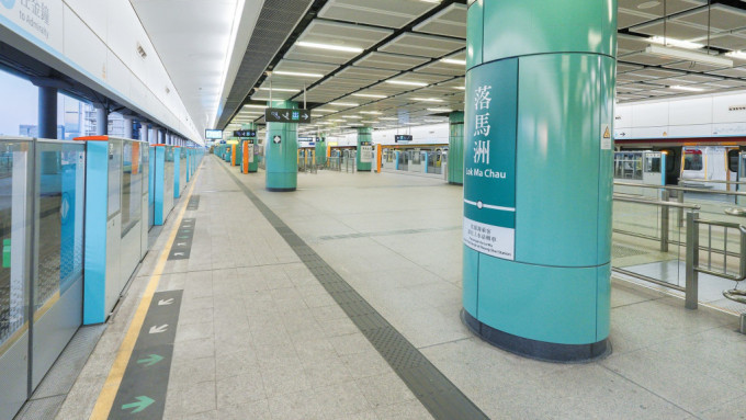 港鐵指，東鐵綫月台閘門安裝計劃全部較原先公布的2024年時間表提前。