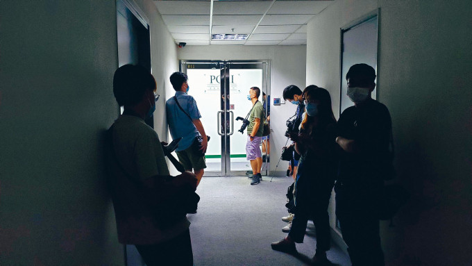 ■警方進入香港民意研究所總部調查。大批傳媒在門外守候。
