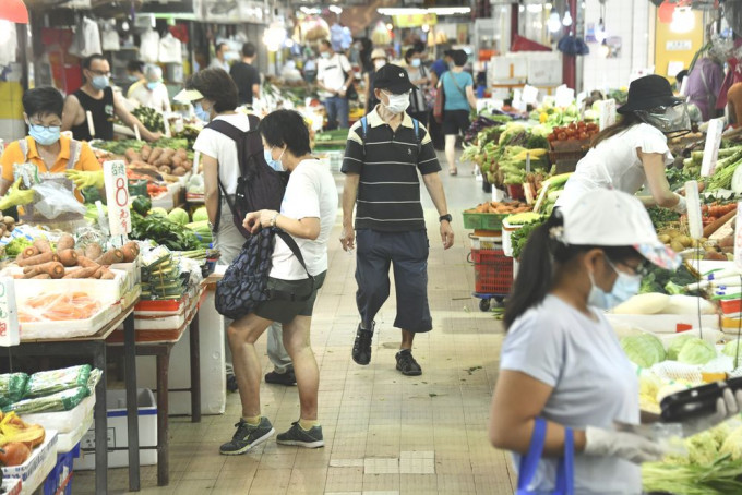 食环署派员到全港街市安排新冠病毒检测服务。资料图片