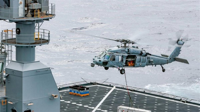 美军直升机从航母起飞后坠海。美军资料图片