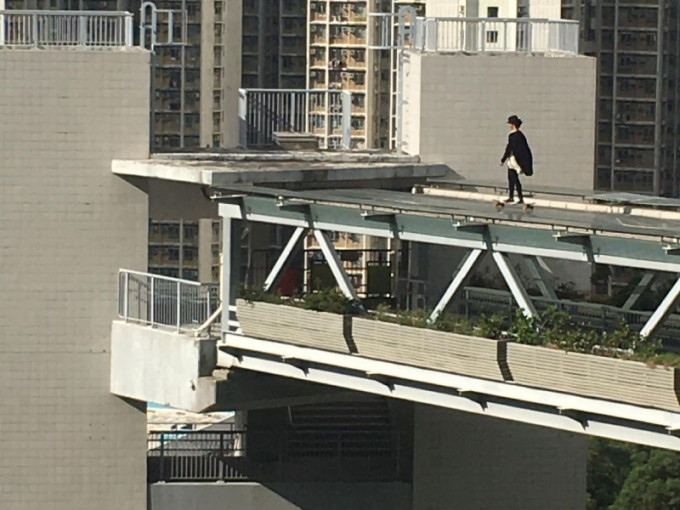 少年在天橋上踩滑板險象環生。網圖
