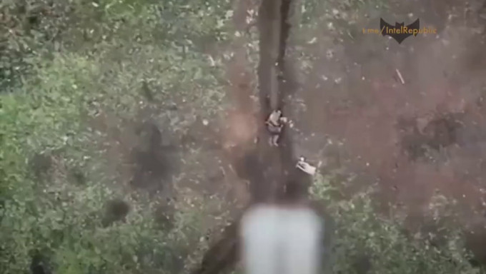 乌军无人机朝俄战壕丢手榴弹，俄兵徒手拾弹扔掉保命。