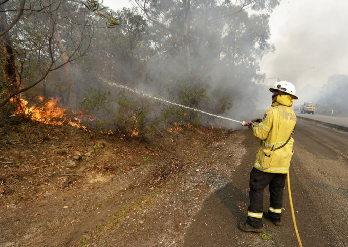 消防員撲救山火。AP圖片