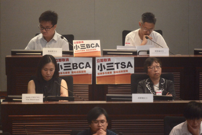 家长联盟发言人张艳璇(前排置左)，教协副会长冯碧仪(前排置右)。 黄伟强摄