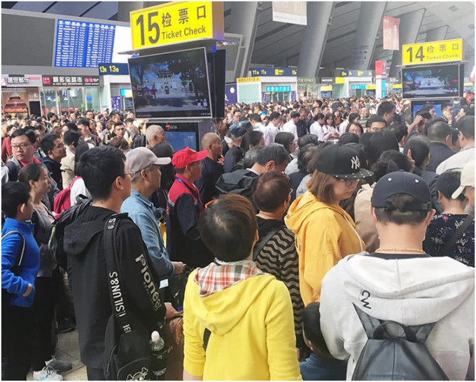 北京南站昨日起出现回程人潮。网图