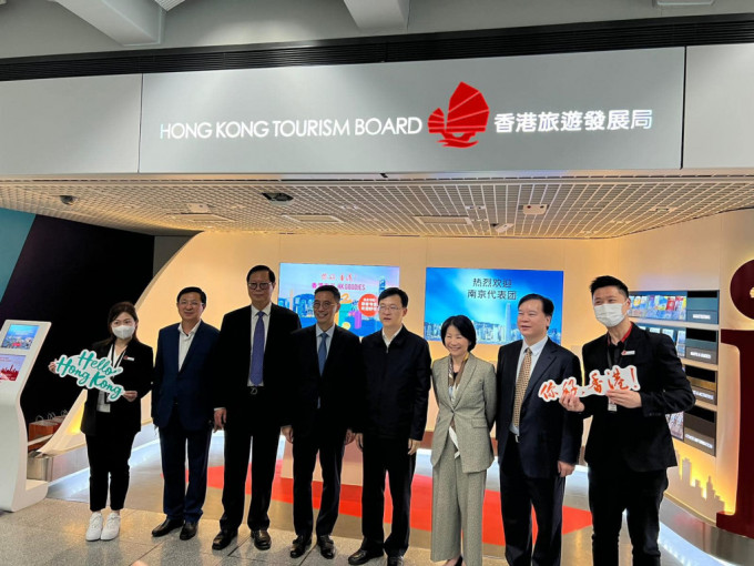 楊潤雄(左四)今早到機場迎接來自南京一行60人的商務代表團。(楊潤雄fb圖片)