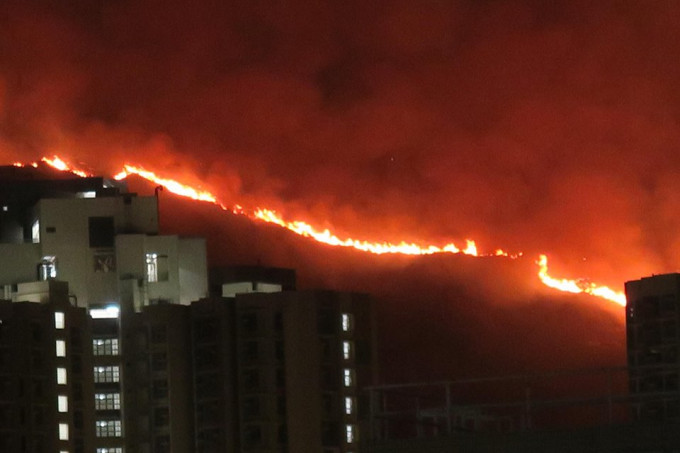 山火焚烧逾9小时。网民Janice Siu‎图片