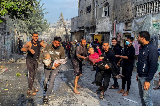 以军周五恢复空袭加沙，南部拉法市巴人在遇袭房屋中救出受伤儿童。路透社