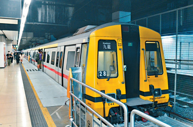 東鐵線第一代電氣化列車「黃頭」。