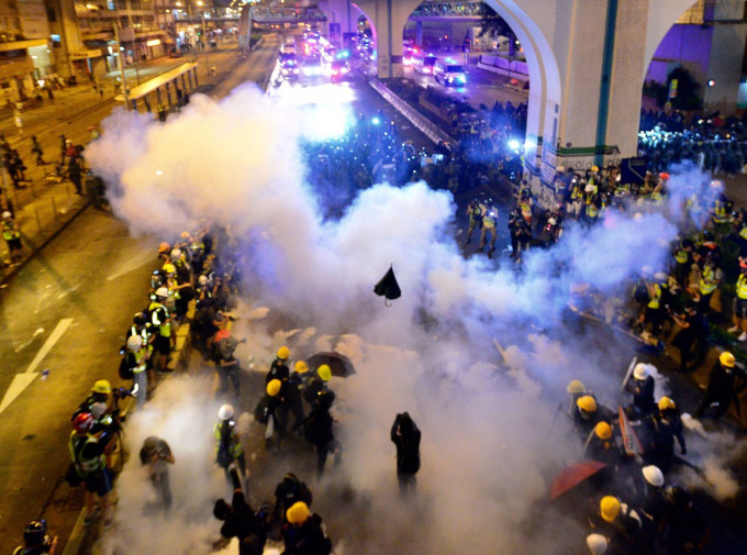 警方在上环信德中心外，施放催泪弹驱散人群。资料图片