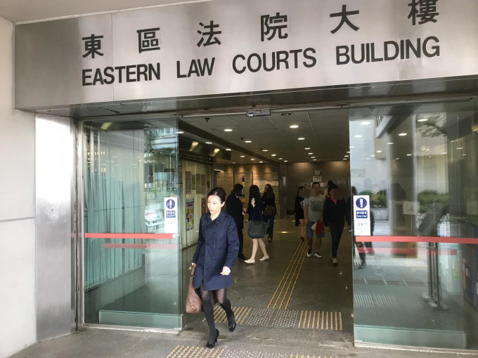 香港01有限公司代表离开法院。 麦肇麟摄