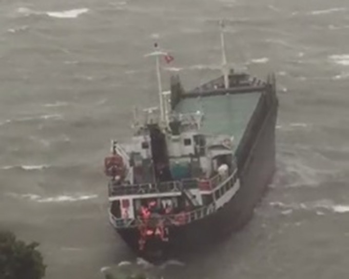 愉景湾船只搁浅，船员弃船逃生。影片截图