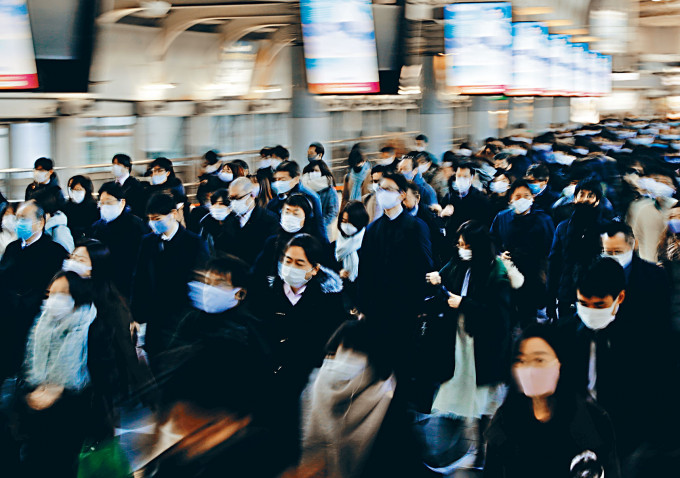 ■東京人在品川站戴口罩上下班。