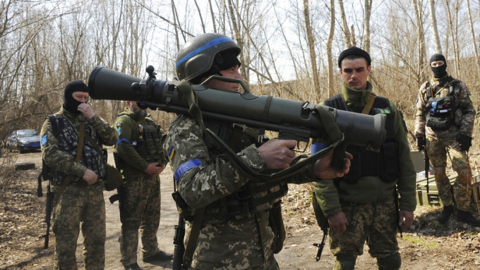 《人民日报》指，向乌克兰提供武器无助解决问题。美联社资料图片