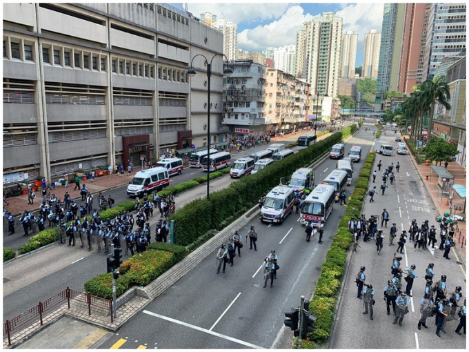 荃湾杨屋道警察准备清场。