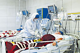 伊朗首都德黑蘭醫護人員在照料一名新冠肺炎患者。