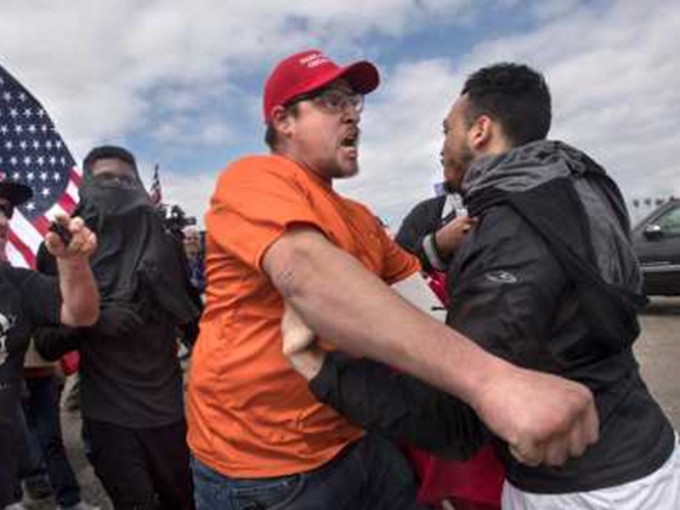 兩名支持及反對特朗普的支持者在集會上爆發暴力衝突。AP