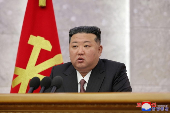 刻有金正恩头像的胸章首次亮相，被指加速金正恩的偶像化工程。路透社