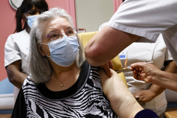 78歲老婦莫麗塞特成法國首位新冠疫苗接種者。ap