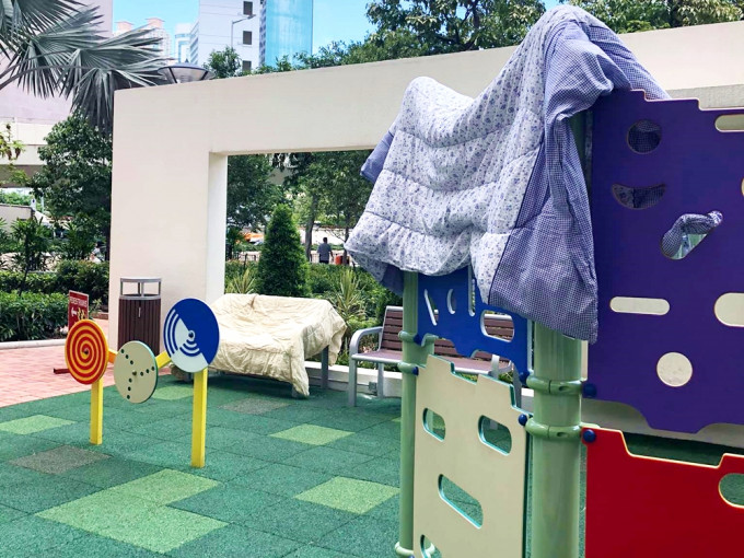 漁灣邨一遊樂場遭人佔用晾曬棉被。柴灣人柴灣事FB圖片