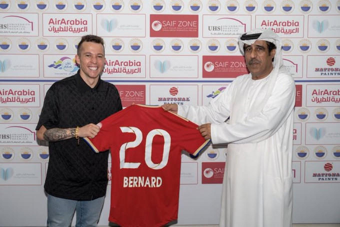 班纳特（左）周五正式加盟阿联酋球队FC沙迦。网上图片