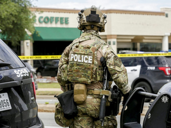 奥斯汀市大批荷枪实弹的警员到场戒备。AP图片