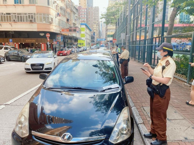 警員及交通督導員票控違泊車輛。資料圖片