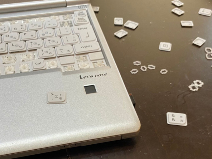 電腦鍵盤被解體，如積木散落一地。網圖