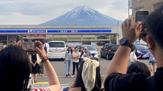 日本富士山河口湖町打卡點，再次出現大量遊客，亂象頻生。 路透社資料圖