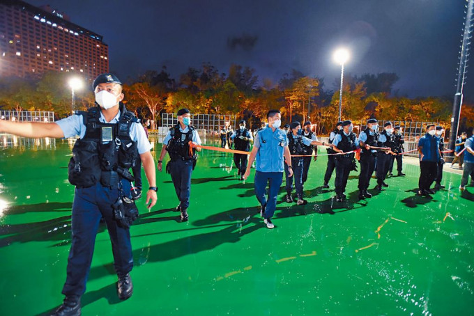 大批警員晚上協助康文署，以膠帶圍封部分維園範圍。