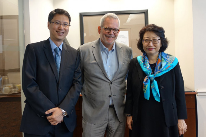 郑若骅（右）与美国商会亚洲区高级副会长Charles Freeman（中）会面，介绍香港的争议解决服务。